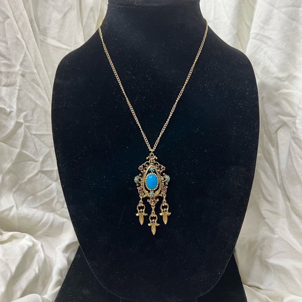 VINTAGE BROOCH 50 PLUS YEARS OLDE ON A 18” INCH GOLD FILLED CHAIN.☑️